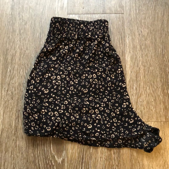 FLOWY LEOPARD PRINT SHORTS - Picture 3 of 4